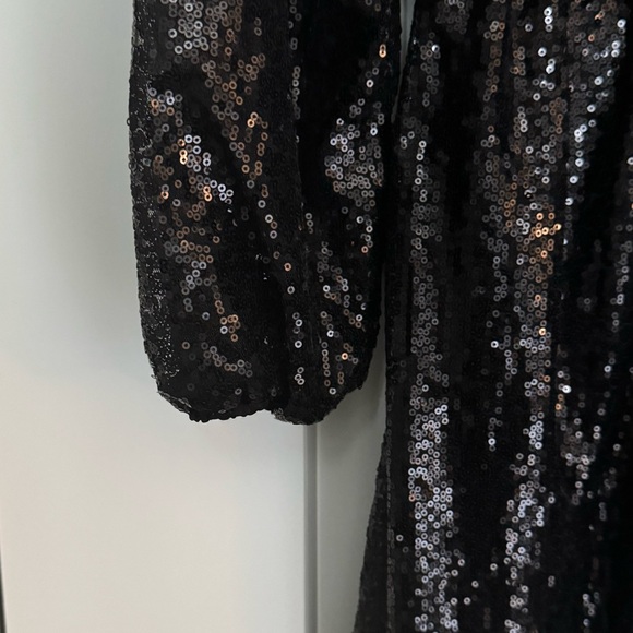 BEAUTIFUL sequin wrap dress 💃🏼! NWT!! - Picture 5 of 7